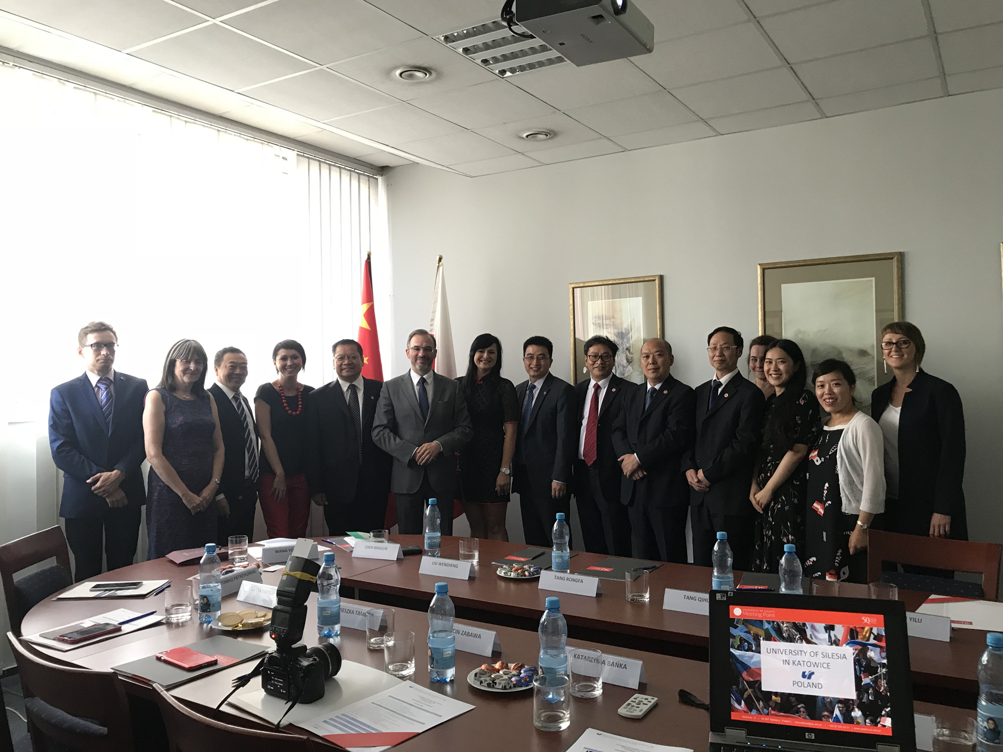 4-卡托维兹西里西亚大学双方与会人员合影.jpg